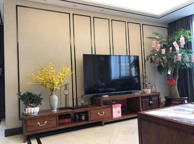 把不銹鋼條嵌到墻上,簡單點綴好高檔!